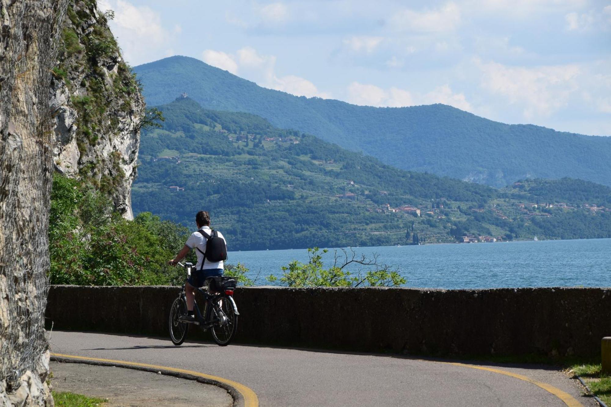 Angelo&Mari Mountain Lake Iseo Hospitality 마로네 외부 사진